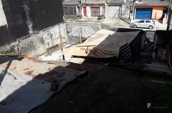 Casa Jd. Varan com 3 dorms sendo um deles no terreo, Sala, Cozinha, Banheiro, varanda, vaga para 4 carros, terreno 12x25, próximo a vários comércios. 