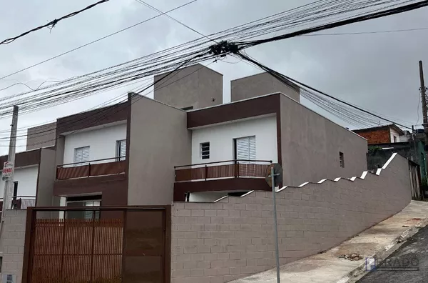 Sobrado para venda Novo, 3 quartos sendo uma suíte,  97,35m² ,  Terreno 7x25 , esquina -Jardim Casa Branca em Suzano, mais detalhes na descrição abaixo: