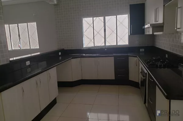 CASA MÉDIO ALTO PADRÃO CAMBIRI FERRAZ DE VASCONCELOS, 4DORMS SENDO UM DELES COM SUITE E VARANDA, 2 SALAS SENDO UMA DE TV E OUTRA DE JANTAR, MOVEIS PLANEJADOS NA COZINHA, LAVANDERIA, CHURRASQUEIRA E QUINTAL, GARAGEM 2 CARROS CABE MAIS NO CORREDOR, 2 PORTÕE