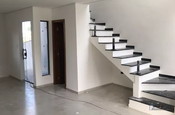  Sobrado Vila Lavinia - LINDO NOVO - FASE DE ACABAMENTO*  Área construída 100m.  terreno 5x36   3 dorms (1 suítes)piso laminado em toda área superior, sala e cozinha ( conceito aberto), lavabo, lavanderia coberta, quintal enorme com paisagismo ( espaço pa