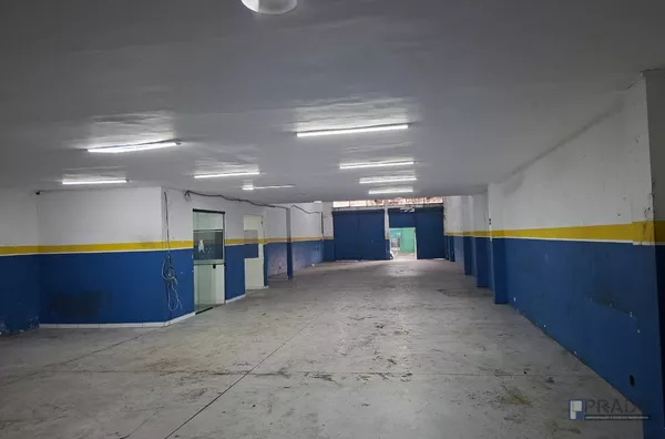 Locação Salão Comercial na Glicério, 320 m² de área construída, terreno 10 x 40 = 400 m², 2 banheiros, depósito, Copa, escritório, 4 metros de pé direito, estacionamento para 3 carros,  uma personalização pintura nas paredes e no chão,  Descrição Abaixo= 