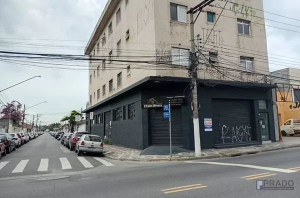 Salão de esquina Antônio Marques Figueira e R:Padre Eustáquio, 270metros, pé direito de 4 metros.