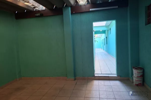 4dorms sendo uma suíte, sala e cozinha grande, área Gourmet com Churrasqueira, forno e banheiro, 2 Vagas cobertas portão automático  3.200,00  incluso IPTU, 10minutos a pé da estação de trem de Suzano CPTM.