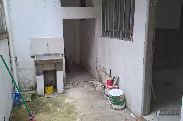 CASA TÉRREA (não individual) A 5 MINUTOS DA ESTAÇÃO DE SUZANO E CENTRO, COM 1 DORMITÓRIO, SALA, COZINHA, 1 WC, ÁREA DE SERVIÇO.