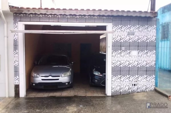 Casa Térrea: 3 dormitórios, Sala, Cozinha, Área gourmet com churrasqueira e fogão a lenha, Vaga para dois carros portão automático, com estrutura boa para sobrado.