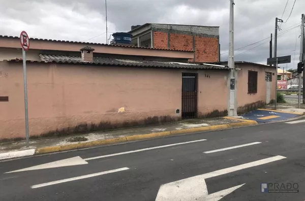 Imóvel a venda na Rua Júlio Alberto Mathey n. 231 e 241 e esquina com Rua Takuo Habu n. 155. - No n. 231 tem uma casa de laje e telhado com 2 dormitórios, sala, cozinha, banheiro, lavanderia coberta, área de lazer com churrasqueira e portão automático par