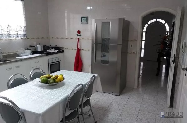 SOBRADO COM SALA 2 AMBIENTES, SALA DE JANTAR, COPA E COZINHA AMPLAS, 3 SUÍTES SENDO 2 COM HIDRO, 2 HALLS AMPLOS, TERRAÇOS GRANDES, 2 VAGAS COBERTAS , EDÍCULA COM 1 DORMTIÓRIO, COZINHA E BANHEIRO, LAVANDERIA, JARDIM, CHURRASQUEIRA, SISTEMA DE AQUEC