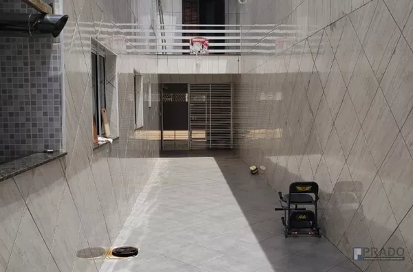 CASA MÉDIO ALTO PADRÃO CAMBIRI FERRAZ DE VASCONCELOS, 4DORMS SENDO UM DELES COM SUITE E VARANDA, 2 SALAS SENDO UMA DE TV E OUTRA DE JANTAR, MOVEIS PLANEJADOS NA COZINHA, LAVANDERIA, CHURRASQUEIRA E QUINTAL, GARAGEM 2 CARROS CABE MAIS NO CORREDOR, 2 PORTÕE