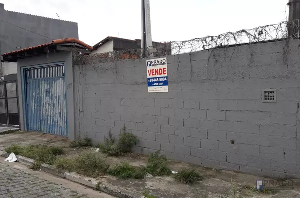Casa no fundo,  terreno de 10x25 todo murado, com portão automático, Varanda grande, cozinha, sala, dorm com banheiro, Próximo ao Nagumo e Av: Brasilia na Vila Amorim, 15 minutos a pé até estação. 