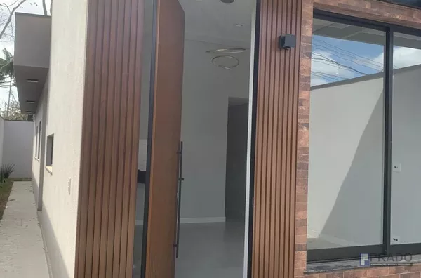 Casa Nova Terrea Acabamentos de Primeira com vários diferenciais, Fachada Moderna com revestimento e acabamento Ripado, 3dorms sendo uma suíte, Cozinha e Sala pé direito alto, 2vagas Portão Automático, mais informações na descrição abaixo: