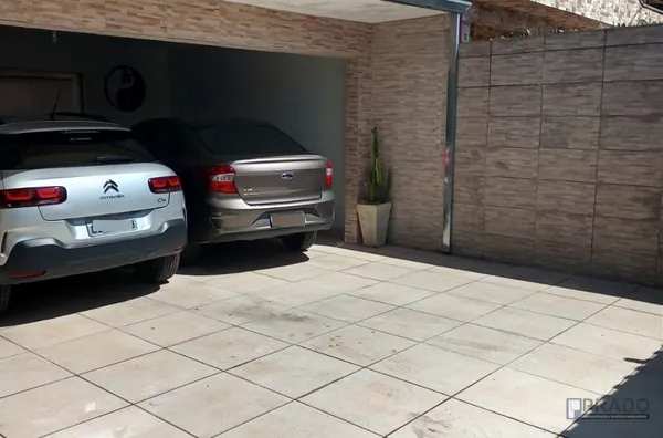 CASA TERREA AO LADO SHOPPING SUZANO, TERRENO: 10X31, AREA CONSTRUIDA: 183METROS, 2DORMS GRANDES, SALA E SALA DE JANTAR PISO LAMINADO, COZINHA COM MOVÉIS PLANEJADOS E BANHEIRO GRANDE, VAGA PARA 3 CARROS COBERTOS E PORTÃO AUTOMÁTICO, JARDIM NA FRENTE E AMPL