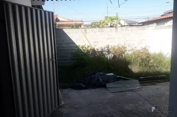 CASA 1DORM, SALA, COZINHA E BANHEIRO PISO E AZULEJOS NOVOS, QUINTAL, CASA VAI SER ENTREGUE COM PINTURA FEITA, 2VAGAS COBERTA, IMOVEL NA RUA DA SANTA CASA E PRÓXIMO ESTRADA DO UNA.