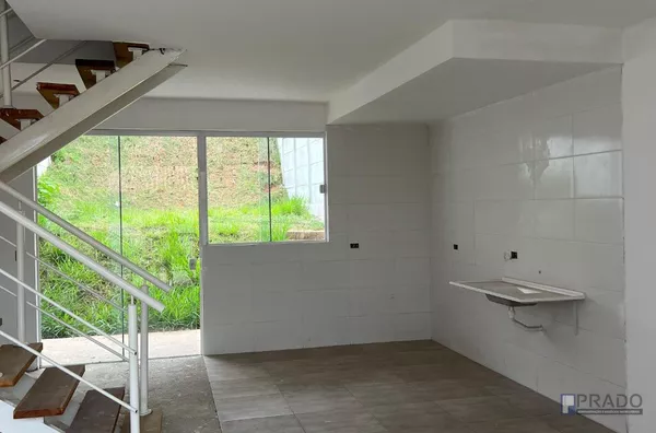 Sobrado para venda Novo, 3 quartos sendo uma suíte, 108,24m² - Terreno 6x25, Jardim Casa Branca em Suzano, mais detalhes na descrição abaixo: