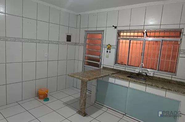 Casa Para Locação Casa Branca em Suzano - SP, 2 quartos sendo 1 suite, sala bem grande, Banheiro social, Cozinha com balcão, Área gourmet, Lavanderia grande, Um salão grande do lado de cima da casa, Garagem pra 2 carros pequenos com portão automático: