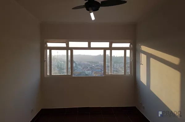 Apto a venda no Edifício Bonini Centro de Poá: 90 M2, 3 quartos 2 banheiros, sala, cozinha, área de serviço, garagem demarcada para 1 carro, o apartamento fica localizado no 12º andar.