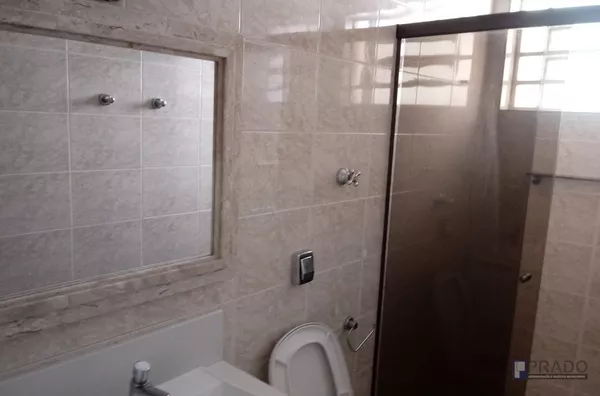 CASA 270 METROS SOBRADO, AO LADO DA PREFEITURA. 4 DORMS SENDO 3 SUÍTES, E UMA HIDRO COM LUZ , AR CONDICIONADO, SALA 2 AMBIENTES COM LAVABO, LAVANDERIA COBERTA, ESCRITÓRIO, QUINTAL NO FUNDO, COZINHA COM ARMÁRIOS, 2 BANHEIROS, 2 VAGAS DE CARRO COBERTA. - Foto 35