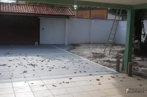 Parte superior tem 03 dormitórios, todos com porta balcão e varanda, um banheiro e área descoberta encima da garagem e nos fundos, na parte de baixo tem uma sala, cozinha, um cômodo grande que pode ser escritório ou dormitório, banheiro, lavanderia cobert
