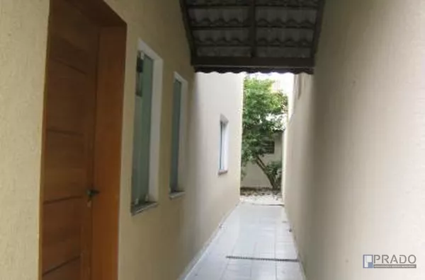 SOBRADO PROX AO SUZANO SHOPPING COM 03 DORM(1 SUITE), 02 SALAS, COZ, 02 WCs, LAVABO, BANHEIRA DE HIDRO, CHURRASQUEIRA, QUINTAL, 04 VAGAS.