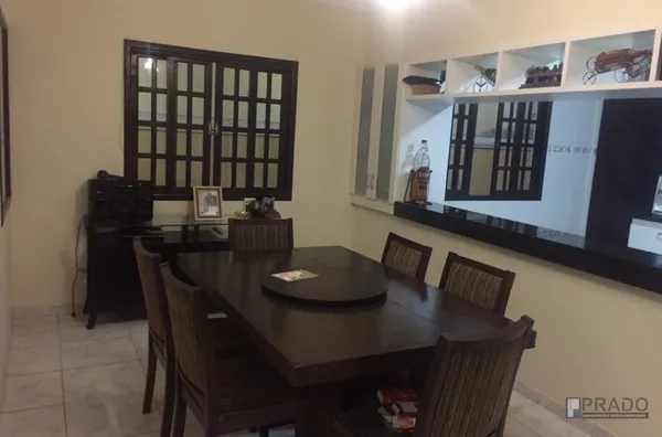 SOBRADO PARA VENDA - LINDO SOBRADO AO LADO DO SHOPPING DE SUZANO - NO JARDIM DOS YPES - ALTO PADRÃO - 03 DORMITÓRIOS SENDO 01 SUÍTE COMO CLOSET E HIDROMASSAGEM - QUINTAL COM PISCINA, EDÍCULA COM ÁREA GOURMET COM CHURRASQUEIRA, BANHEIRO E ÁREA SU