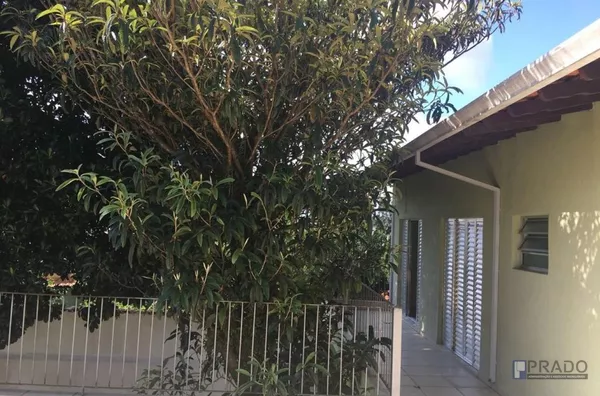 Parte superior tem 03 dormitórios, todos com porta balcão e varanda, um banheiro e área descoberta encima da garagem e nos fundos, na parte de baixo tem uma sala, cozinha, um cômodo grande que pode ser escritório ou dormitório, banheiro, lavanderia cobert