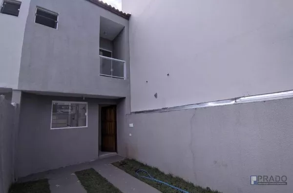 Sobrado de 2 dorms (2 suítes), sala, cozinha, lavabo, lavanderia coberta, quintal enorme, 2 vagas portão automático.