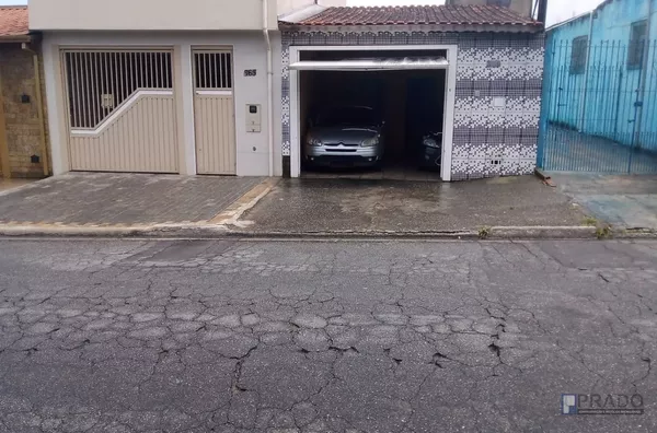 Casa Térrea: 3 dormitórios, Sala, Cozinha, Área gourmet com churrasqueira e fogão a lenha, Vaga para dois carros portão automático, com estrutura boa para sobrado.