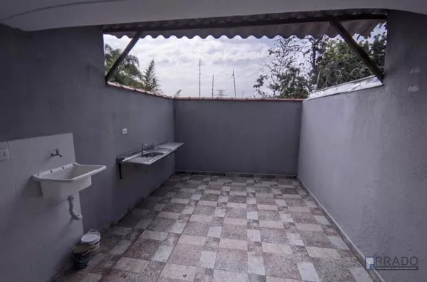 Sobrado de 2 dorms (2 suítes), sala, cozinha, lavabo, lavanderia coberta, quintal enorme, 2 vagas portão automático.