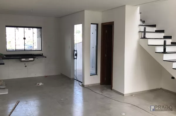  Sobrado Vila Lavinia - LINDO NOVO - FASE DE ACABAMENTO*  Área construída 100m.  terreno 5x36   3 dorms (1 suítes)piso laminado em toda área superior, sala e cozinha ( conceito aberto), lavabo, lavanderia coberta, quintal enorme com paisagismo ( espaço pa