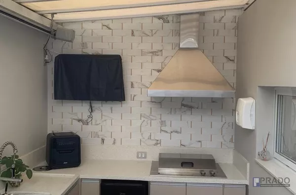 EQUIPADA COM CHURRASQUEIRA A GAS