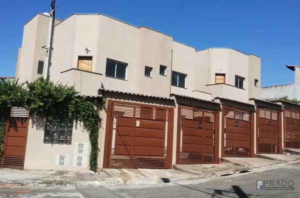 CONJUNTO DE 6 CASAS NOVAS, SENDO 3 NA PARTE TÉRREA E 3 NO 1ANDAR, 3DORMS, SALA E COZINHA TODA NO PORCELANATO, LAVABO E BANHEIRO, 1 VAGA PORTÃO AUTOMÁTICO INDIVIDUAL, SALÃO DE FESTA COM LUZ E ÁGUA INDIVIDUAL QUANDO USAR, CAPTAÇÃO DE ÁGUA DE CHUVA E CAIXA D