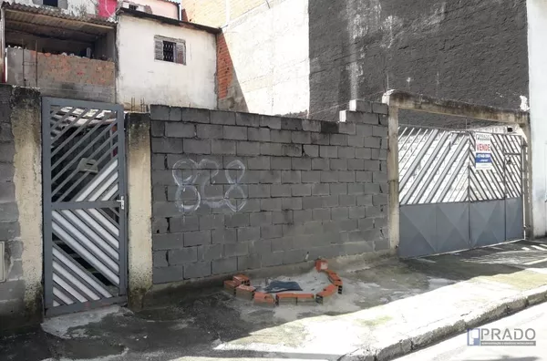 Casa Jd. Varan com 3 dorms sendo um deles no terreo, Sala, Cozinha, Banheiro, varanda, vaga para 4 carros, terreno 12x25, próximo a vários comércios. 