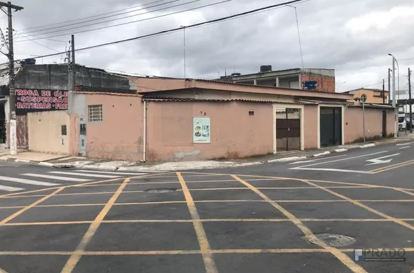 Imóvel a venda na Rua Júlio Alberto Mathey n. 231 e 241 e esquina com Rua Takuo Habu n. 155. - No n. 231 tem uma casa de laje e telhado com 2 dormitórios, sala, cozinha, banheiro, lavanderia coberta, área de lazer com churrasqueira e portão automático par