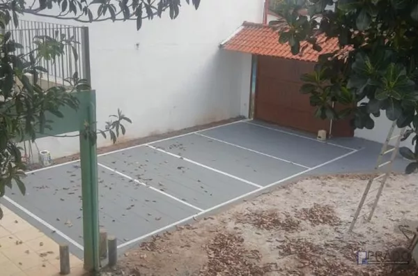 Parte superior tem 03 dormitórios, todos com porta balcão e varanda, um banheiro e área descoberta encima da garagem e nos fundos, na parte de baixo tem uma sala, cozinha, um cômodo grande que pode ser escritório ou dormitório, banheiro, lavanderia cobert