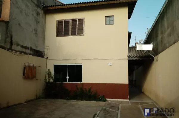 SOBRADO PROX AO SUZANO SHOPPING COM 03 DORM(1 SUITE), 02 SALAS, COZ, 02 WCs, LAVABO, BANHEIRA DE HIDRO, CHURRASQUEIRA, QUINTAL, 04 VAGAS.