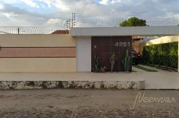 CASA RESIDENCIAL COM PISCINA