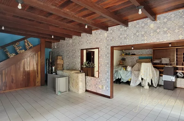 Casa com Galpão com excelente localização disponível para venda!!