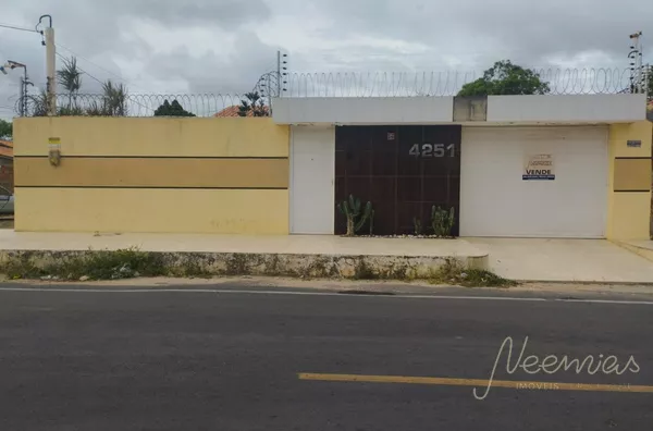 CASA RESIDENCIAL COM PISCINA