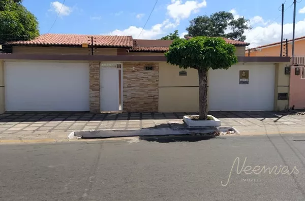CASA COM EXCELENTE LOCALIZAÇÃO