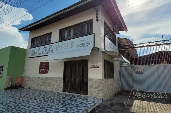 Casa com Galpão com excelente localização disponível para venda!!