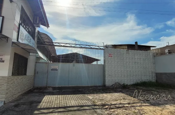 Casa com Galpão com excelente localização disponível para venda!!