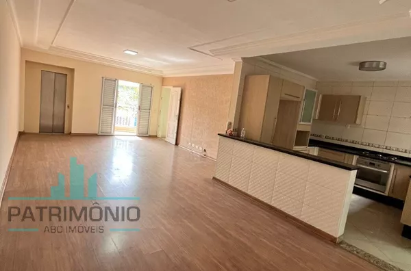 Amplo Sobrado à venda no Bairro Olímpico em São Caetano do Sul.