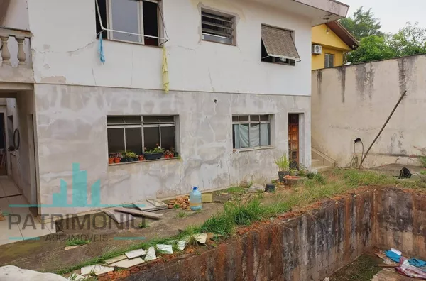 Quintal com estrutura para piscina