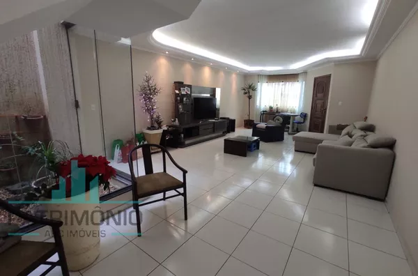 Sobrado Espaçoso com 3 Suítes e 4 Vagas – Bairro Osvaldo Cruz.