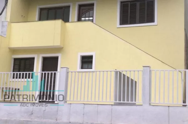 Espaçoso sobrado à venda no Bairro Cerâmica em São Caetano Do Sul.