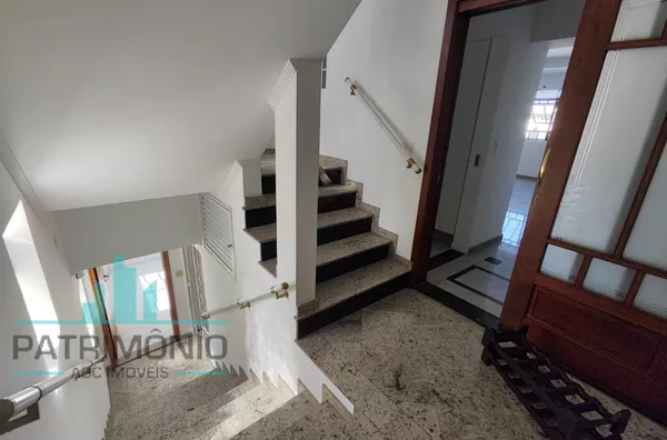 Escada de acesso a casa principal