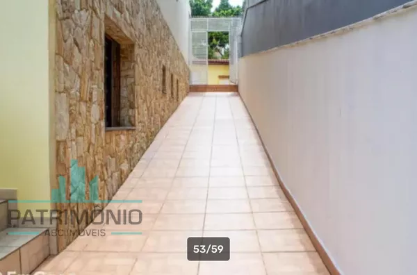 Espaçoso sobrado à venda no Bairro Cerâmica em São Caetano Do Sul.