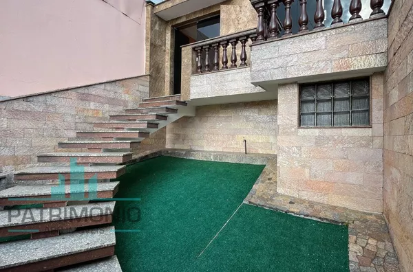 Ampla casa assobradada para venda no Bairro Olímpico - São Caetano do Sul.