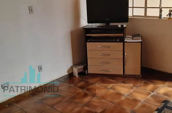 Amplo sobrado à venda no Bairro Olímpico - São Caetano do Sul.