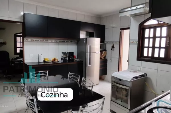Casa de 280m² com salão e terraço a venda no Jardim Utinga em Santo André.