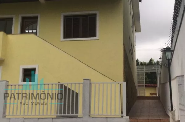 Espaçoso sobrado à venda no Bairro Cerâmica em São Caetano Do Sul.